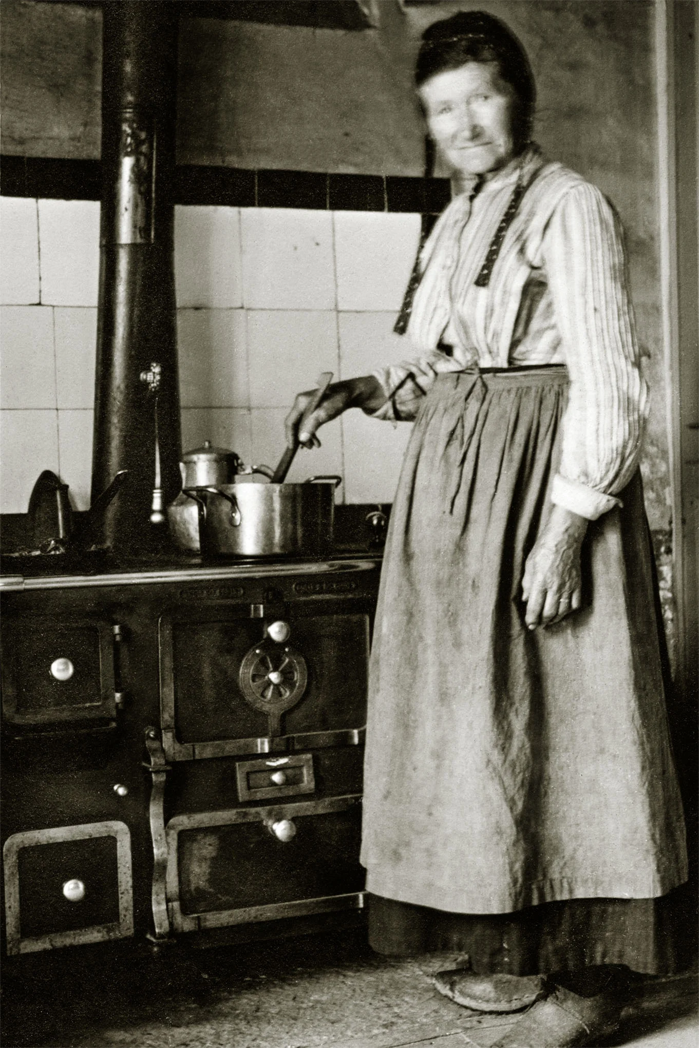 Jéromine_au_fourneau_sépia.jpg