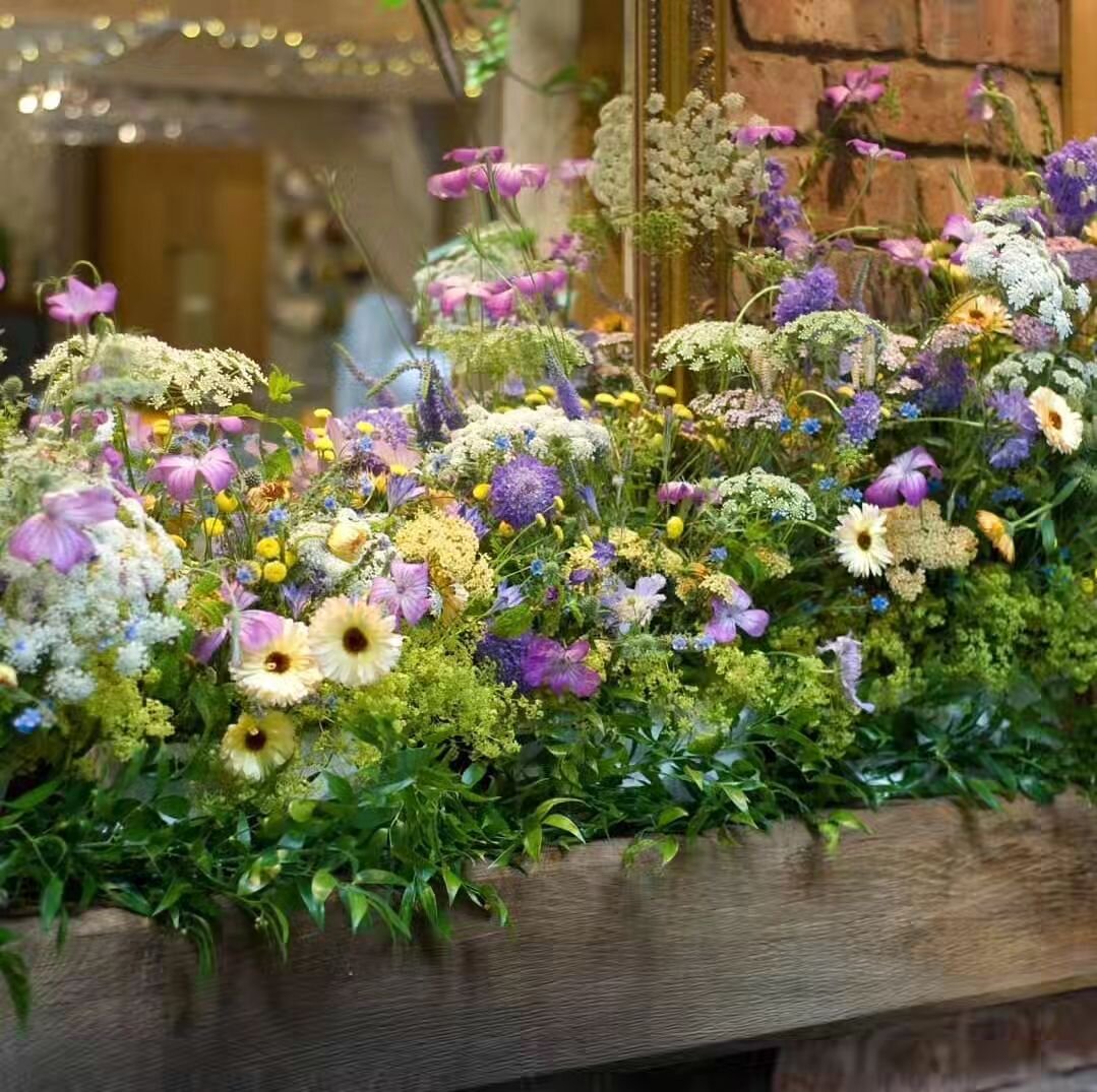 Warmer days, and a flower mantel to remember @theoaktreeofpeover
I'm excited for this week's Easter wedding, it's going to be wonderfully colourful and I get to go to a new venue. More on that next week. Happy Sunday everyone.