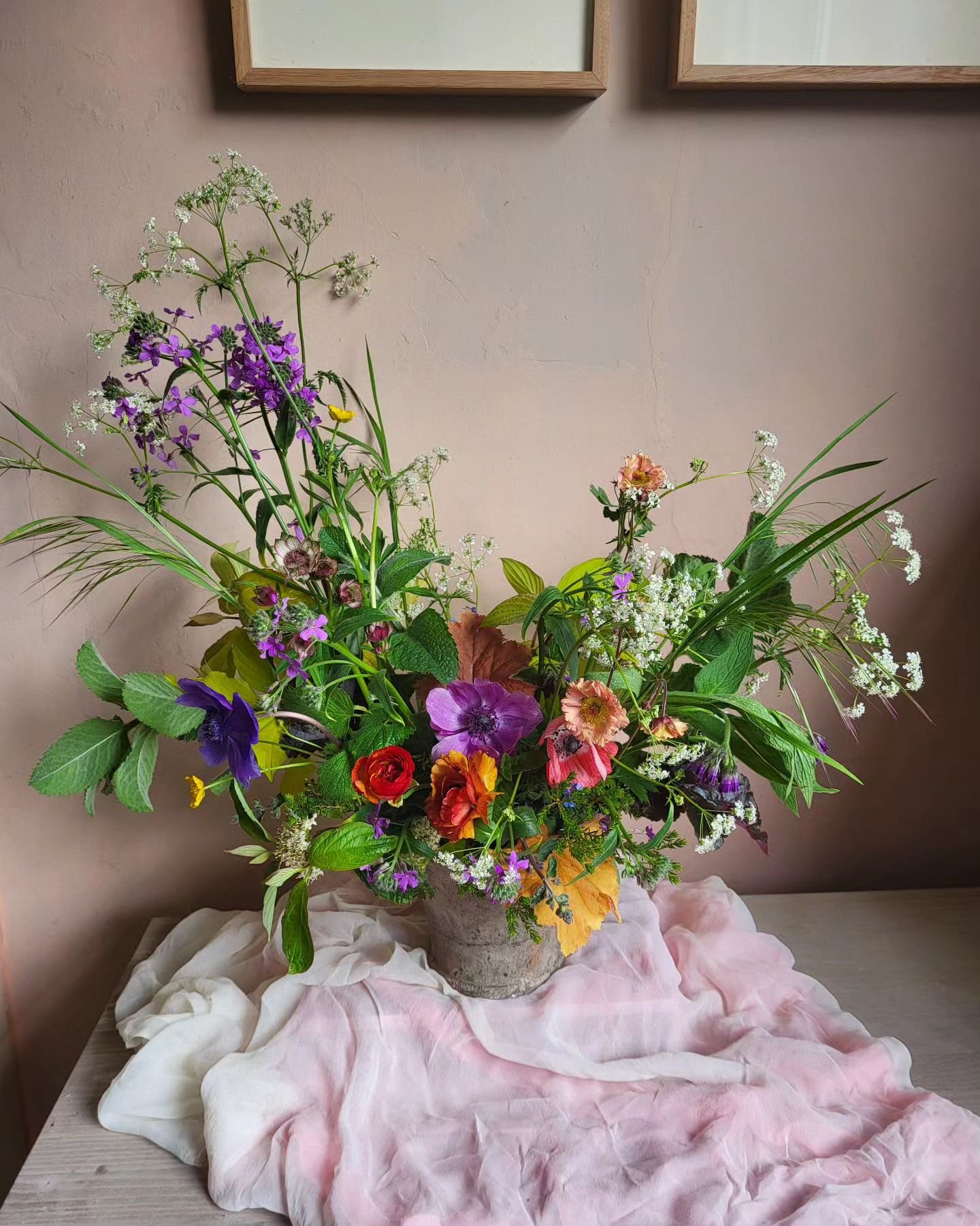 MAY// the seasonal bowl, in Manchester we're at the cowparsley anemone crossover. The ranuncs and Geum are flying away, and there's the mere whiff of astrantia on the horizon. Grown by @birchfarmflowers and a little by me. Time to make a compostible 