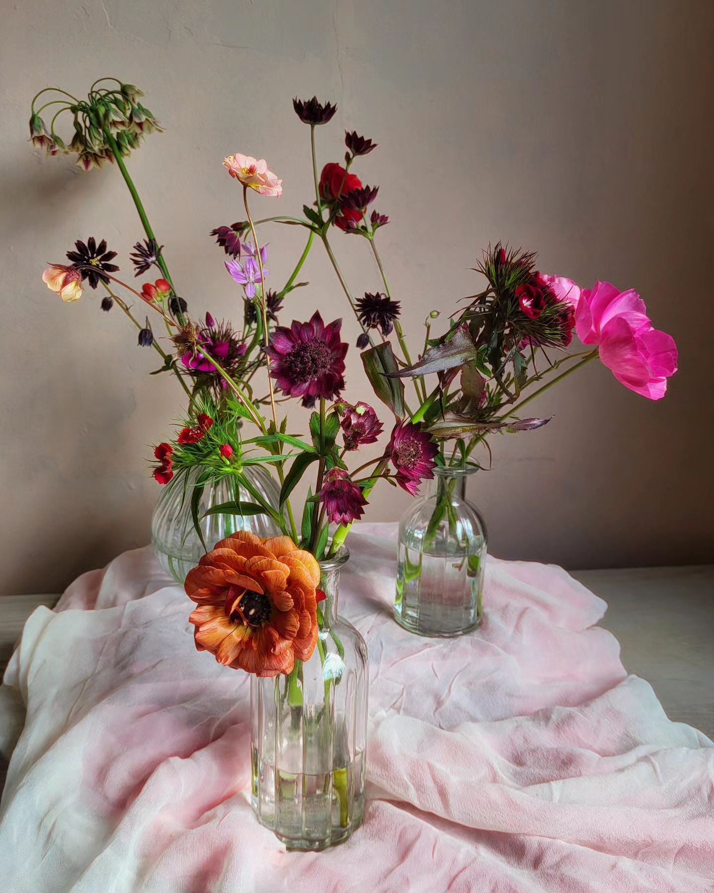 BUDS// and those ranunculus that everyone guessed were poppies.
Delicate and utterly divine.
#weddingflorist