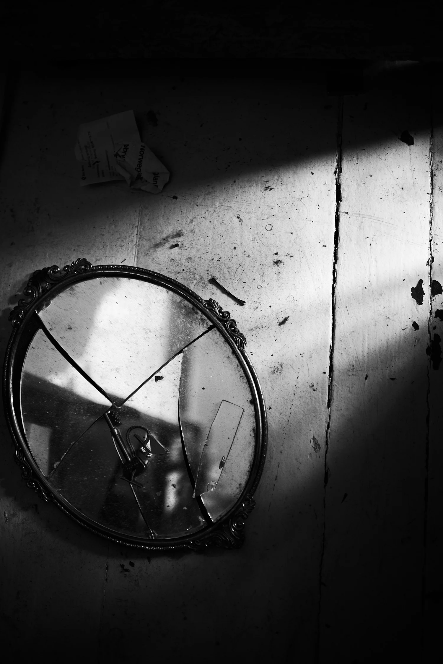 Broken mirror, Berlin, 2016