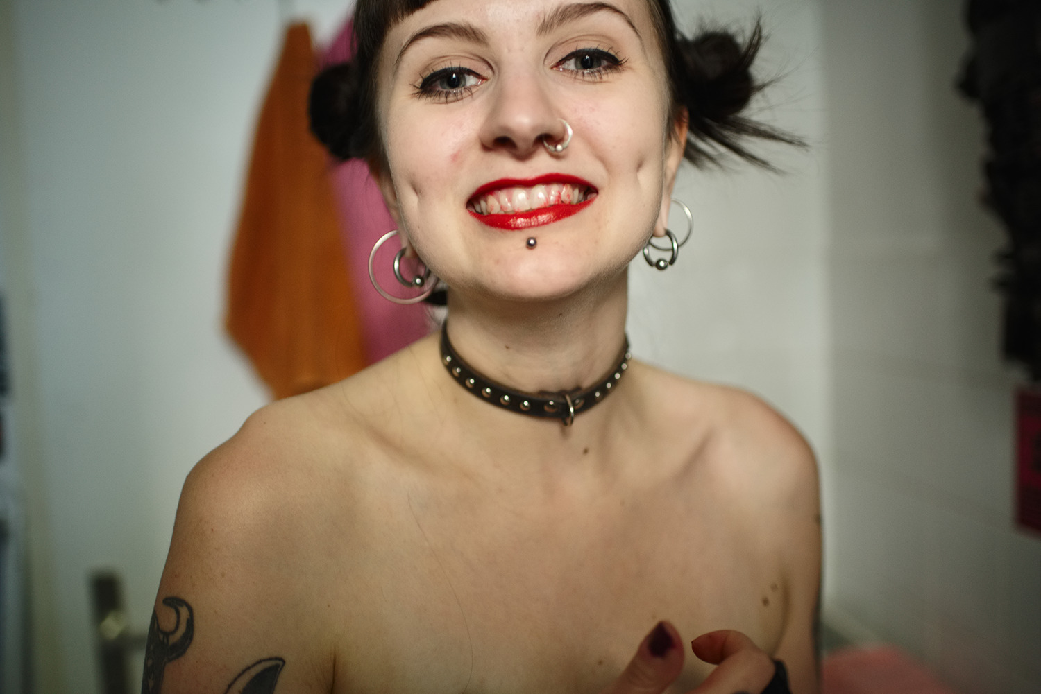 Iina wearing lipstick on her teeth, Berlin, 2016