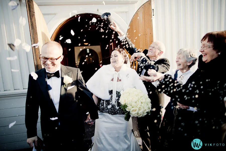 lorenskog-kirke-fest-bryllup-vielse-glede-kaste-ris-blomster.jpg