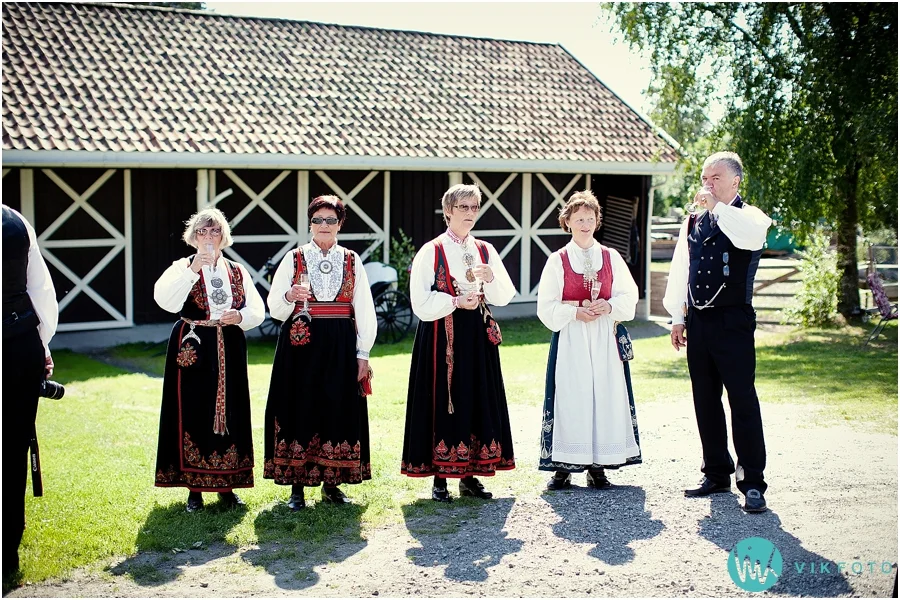 27-bryllup-gjester-bunad.jpg