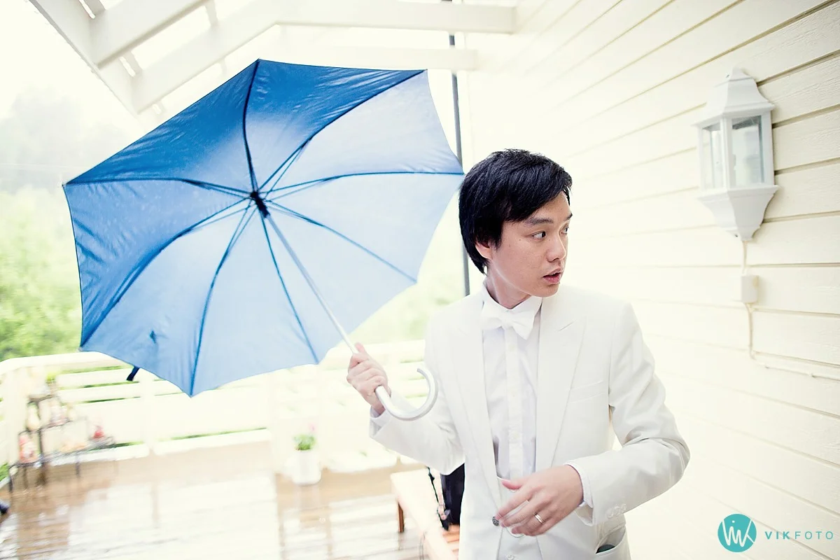 07-asiatisk-bryllup-regn-paraply-brudgom.jpg