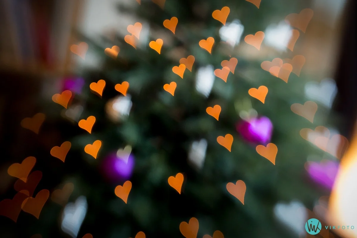 Juletrelys med hjerteformet bokeh, fotografert med LensBaby og hjerteformet blenderåpning.