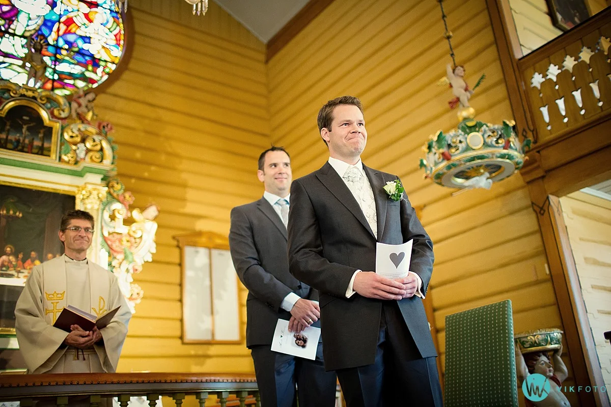 06-brudgom-nykirke-mot-fotograf.jpg