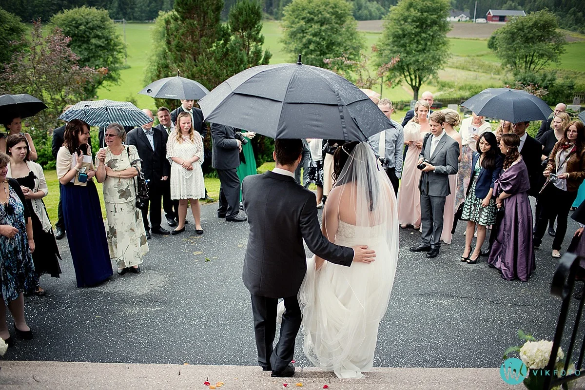 12-vielse-bryllup-regn-kirketrapp.jpg