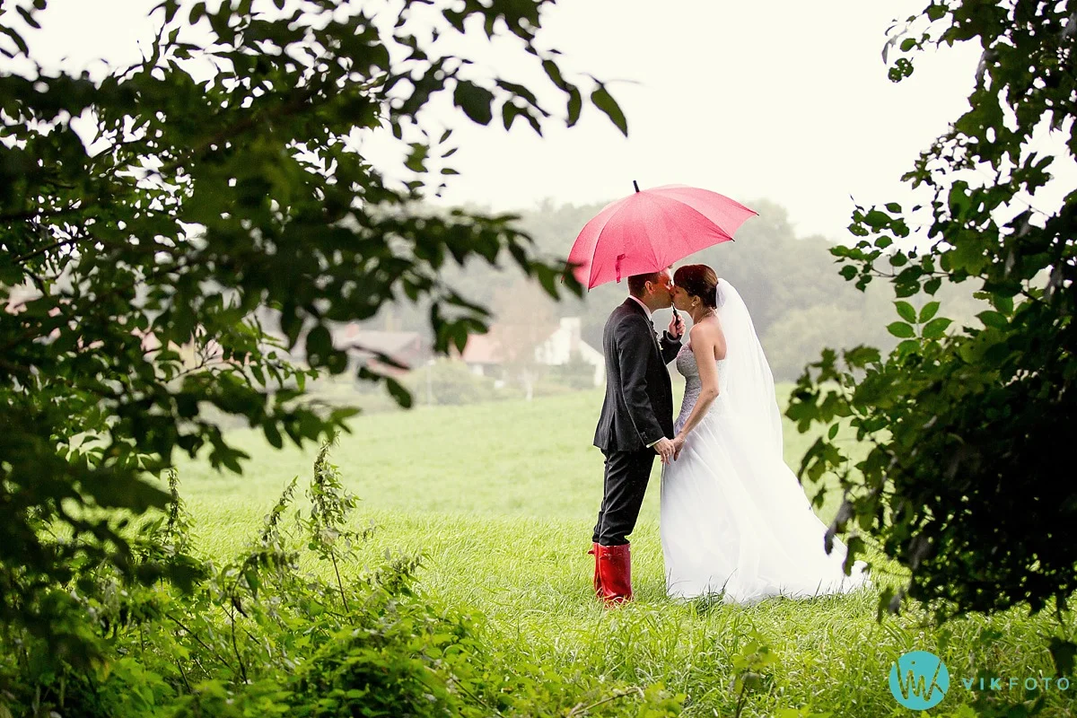 bryllup-brudepar-rd-paraply-stvler.jpg