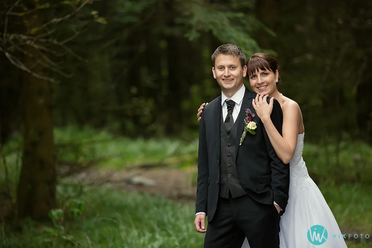 bryllup-brudepar-regn-skog.jpg