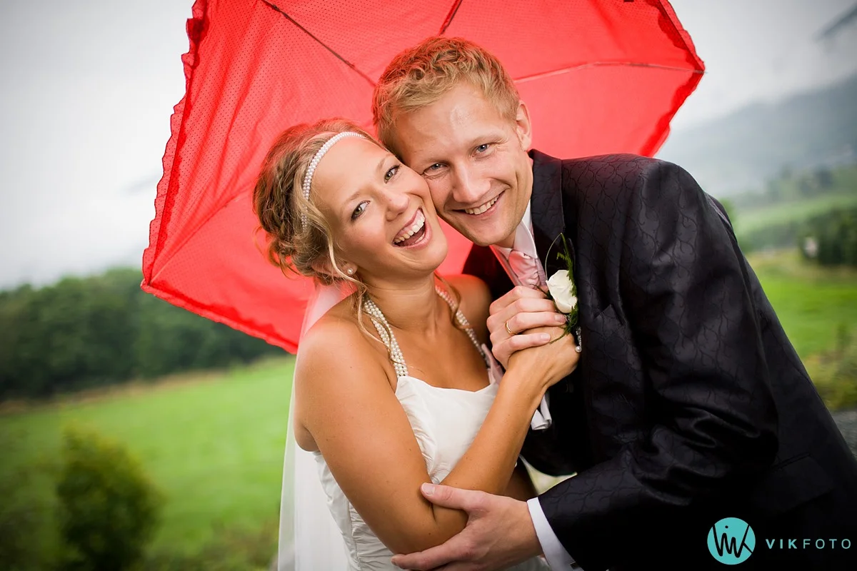 bryllup-bryllupsbilde-regn-paraply.jpg