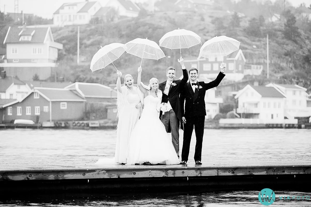 29-bryllupsbilde-brudepar-regn-paraply-støvler