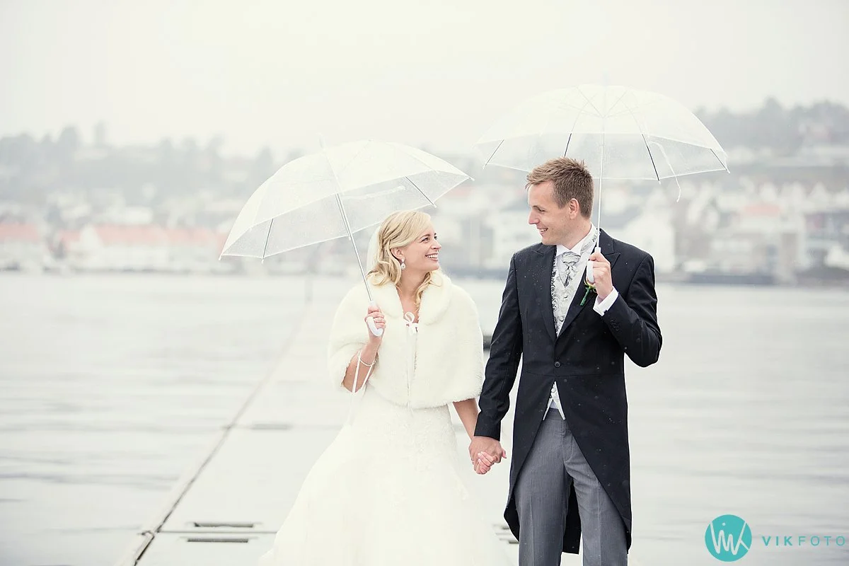 32-bryllupsbilde-brudepar-regn-paraply-støvler