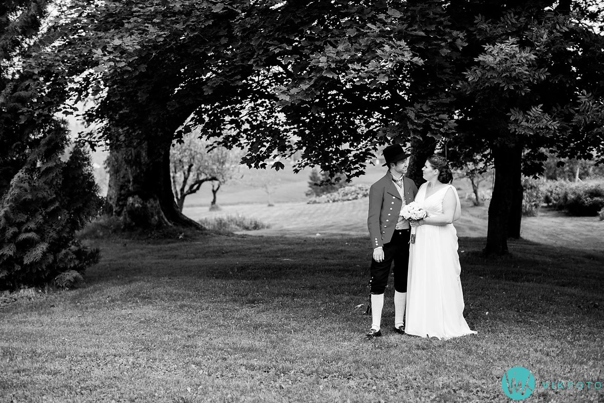 34-bryllup-fotograf-spydeberg-brudepar-bryllupsbilde-bunad