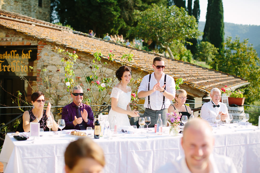  Bryllup i Italia med utendørs bryllupsmiddag på en vingård i Toscana 