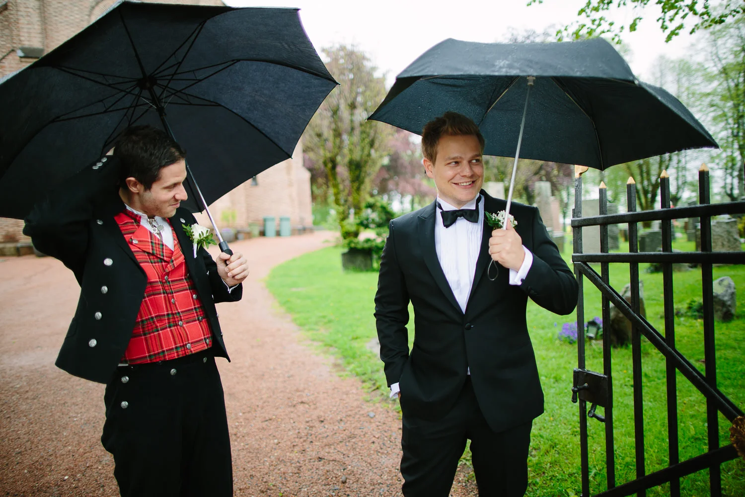 13-bryllup-asker-kirke-vielse-bryllupsfotograf-regn.jpg