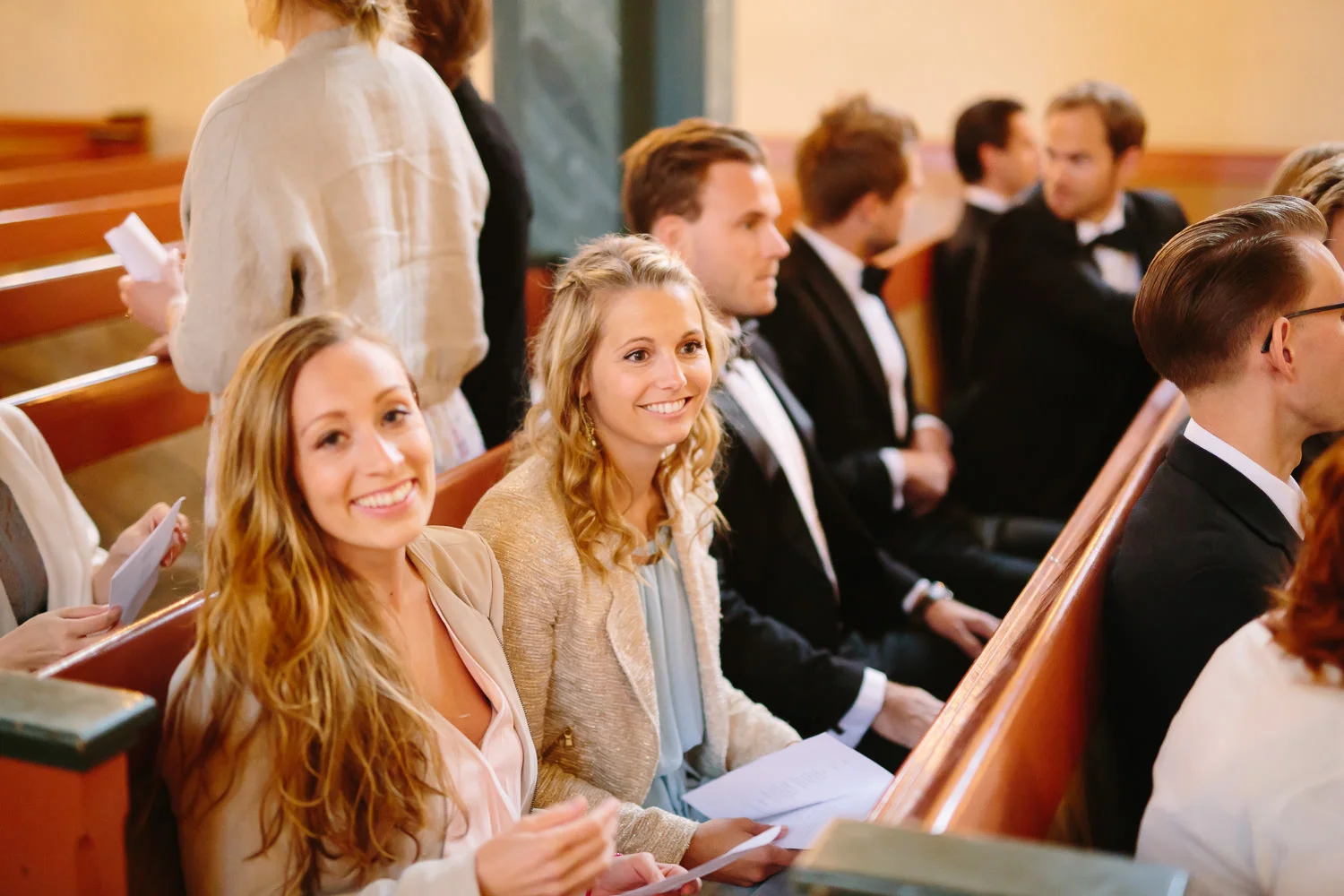 16-bryllup-asker-kirke-vielse-bryllupsfotograf-regn.jpg