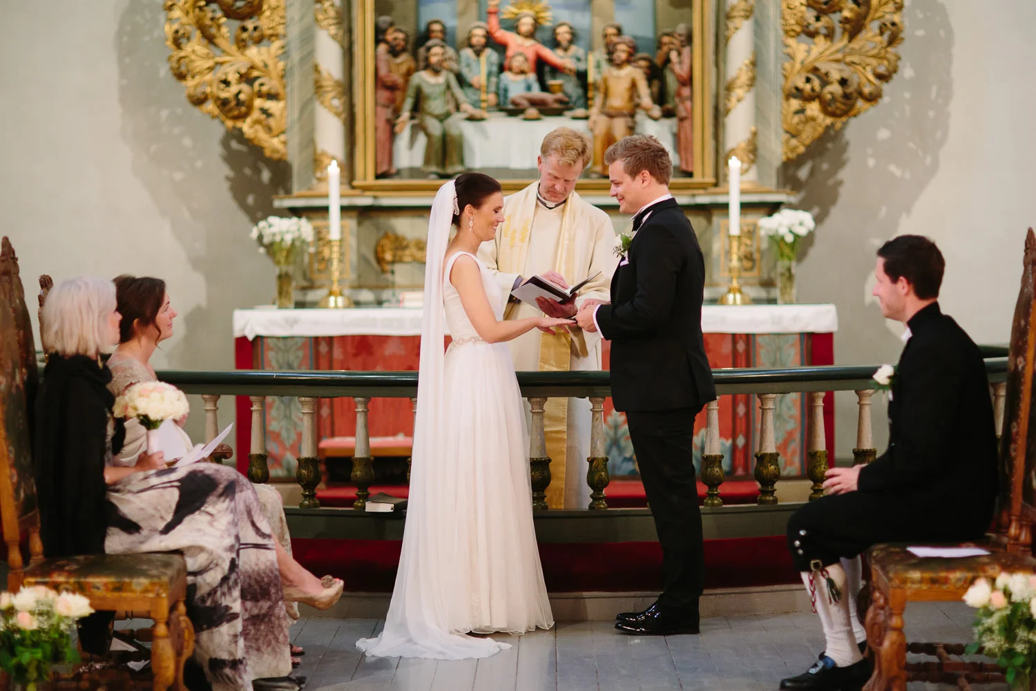 25-bryllup-asker-kirke-vielse-bryllupsfotograf-regn.jpg