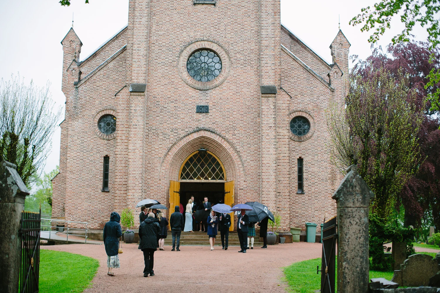 33-bryllup-asker-kirke-vielse-bryllupsfotograf-regn.jpg