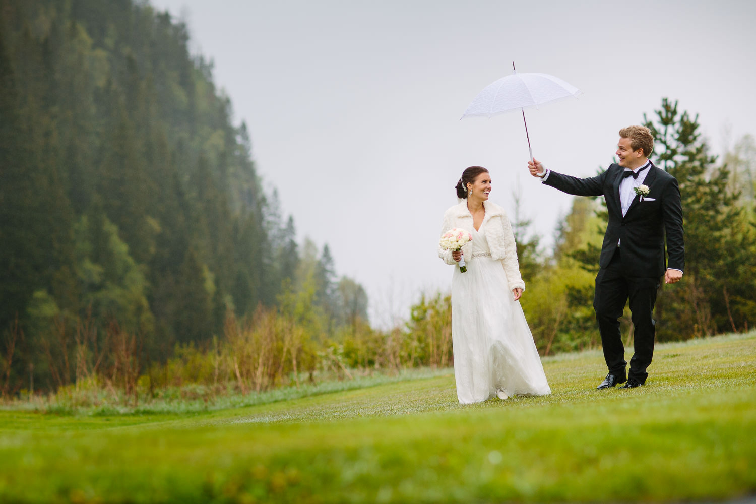 38-bryllupsbilde-kleivstua-brudepar-regn-tåke.jpg