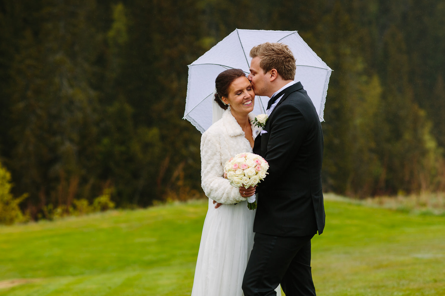 39-bryllupsbilde-kleivstua-brudepar-regn-tåke.jpg