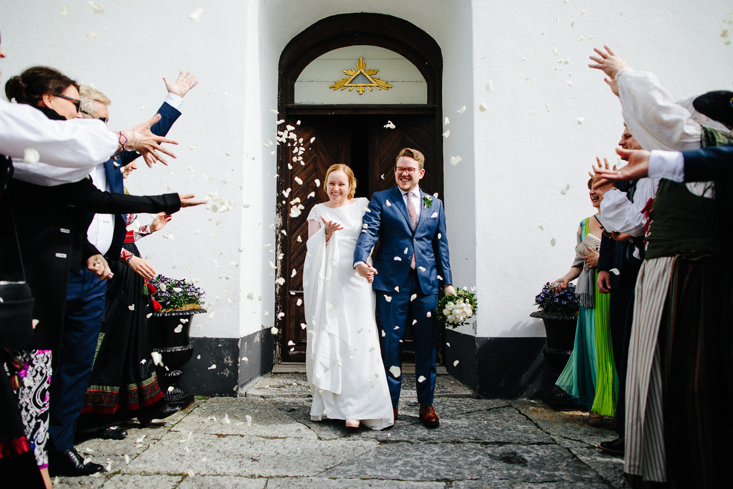 Kirketrapp konfetti bryllup vielse brudepar