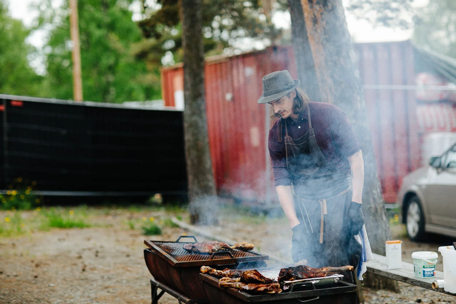 Profesjonell BBQ kokk griller under bryllupsfest i Sverige