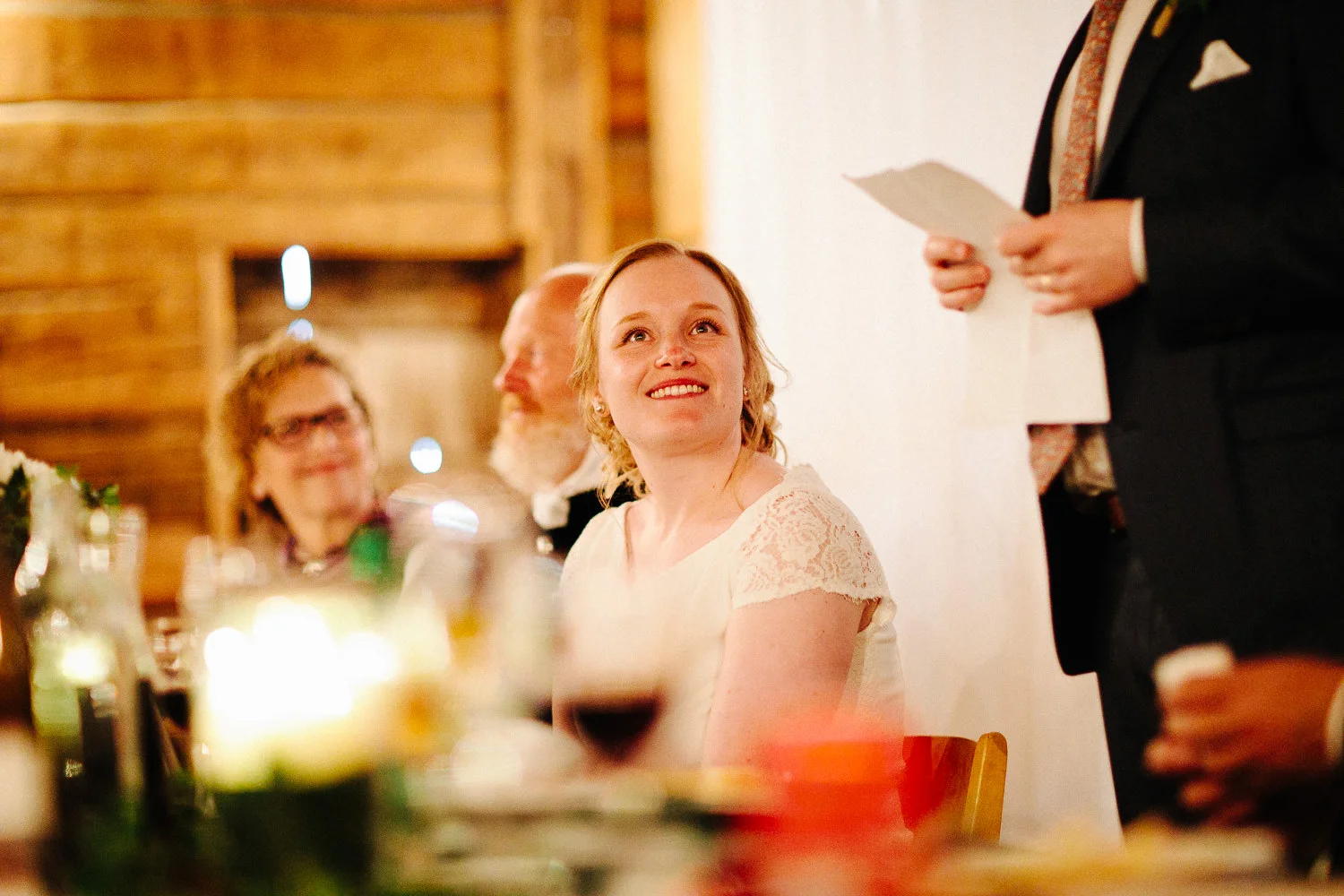Brud smiler mens brudgommen taler til henne