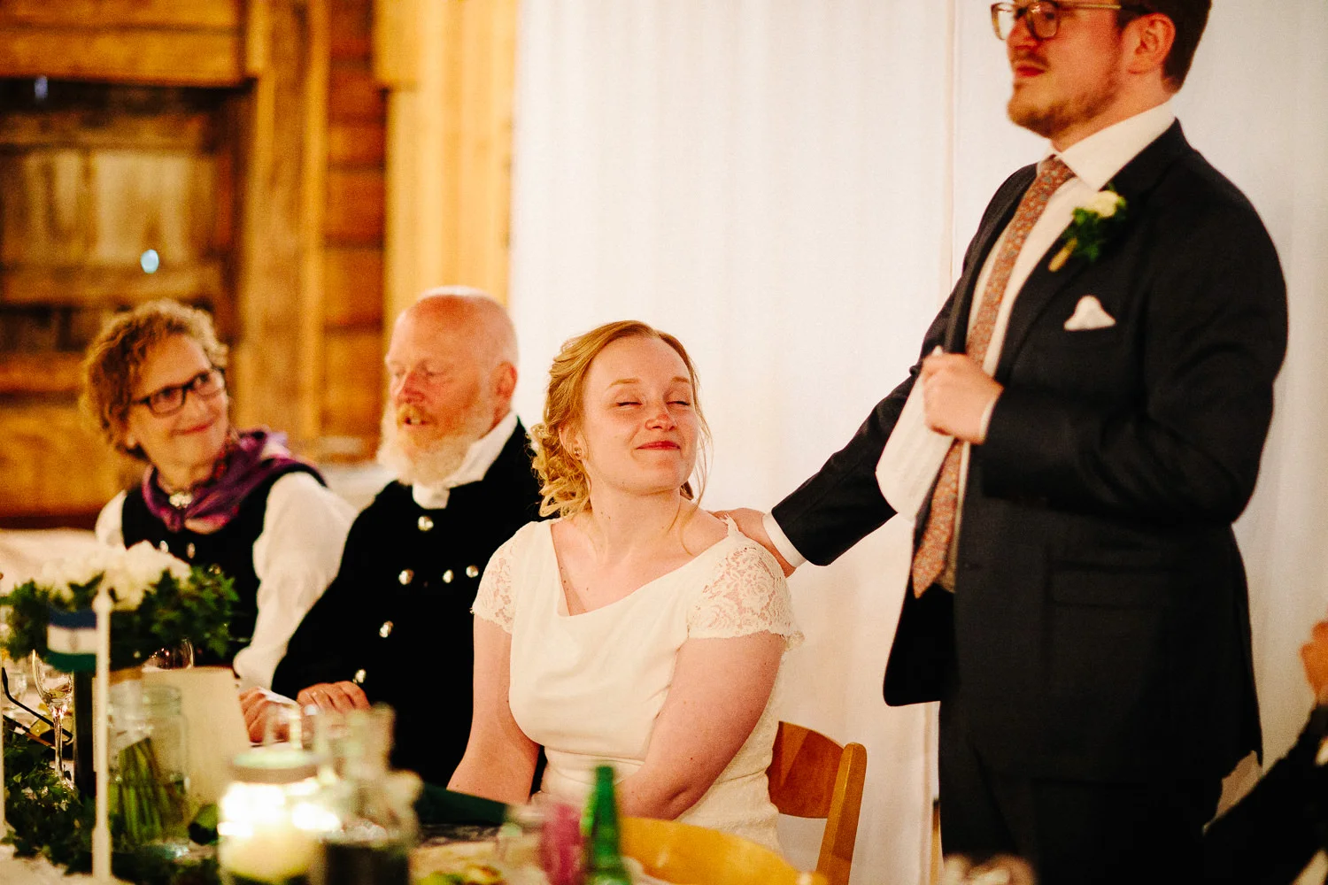 Brudgom taler til sin brud under middagen