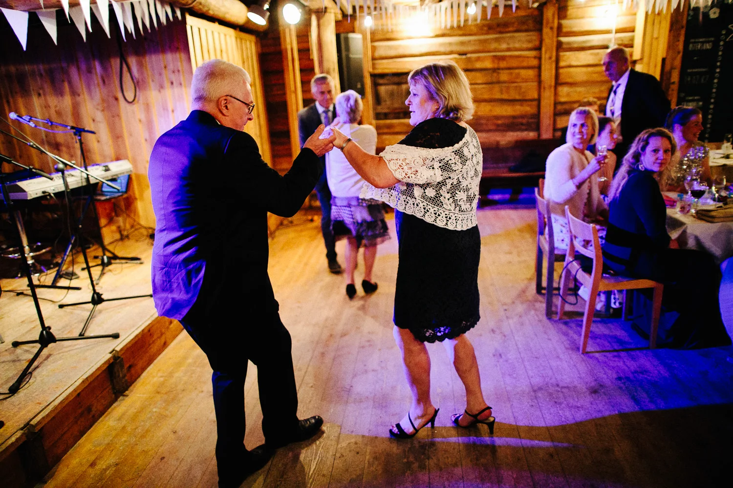 Brudgommens foreldre på dansegulvet i bryllupet