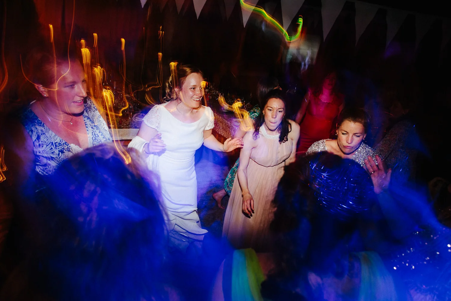 Bruden og hennes venninner på dansegulvet i bryllupet