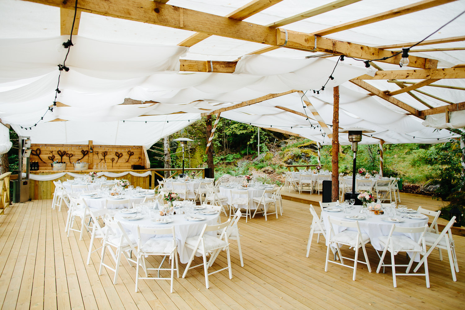  Bryllup i hagen med partytelt og hvite stoler 