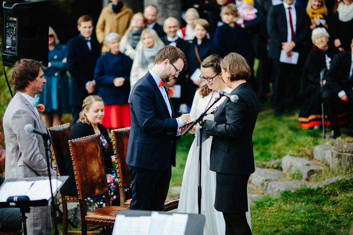 26-bryllup-solstua-vielse-ute.jpg