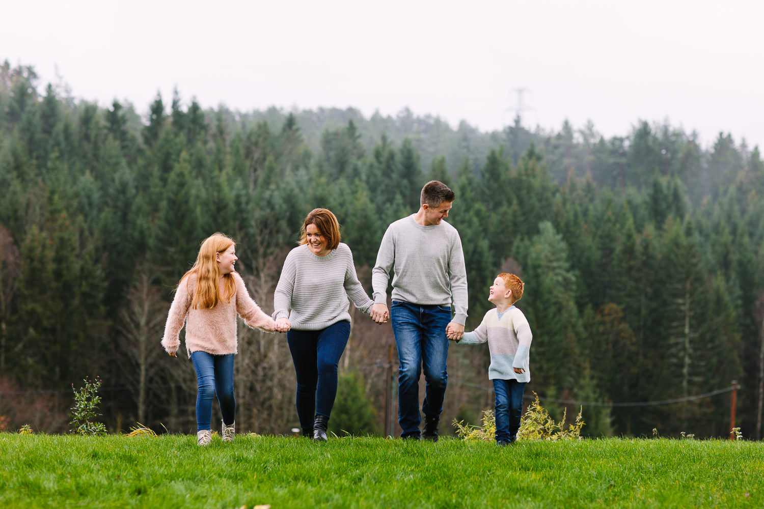  Hele familien leier hverandre i hendene 