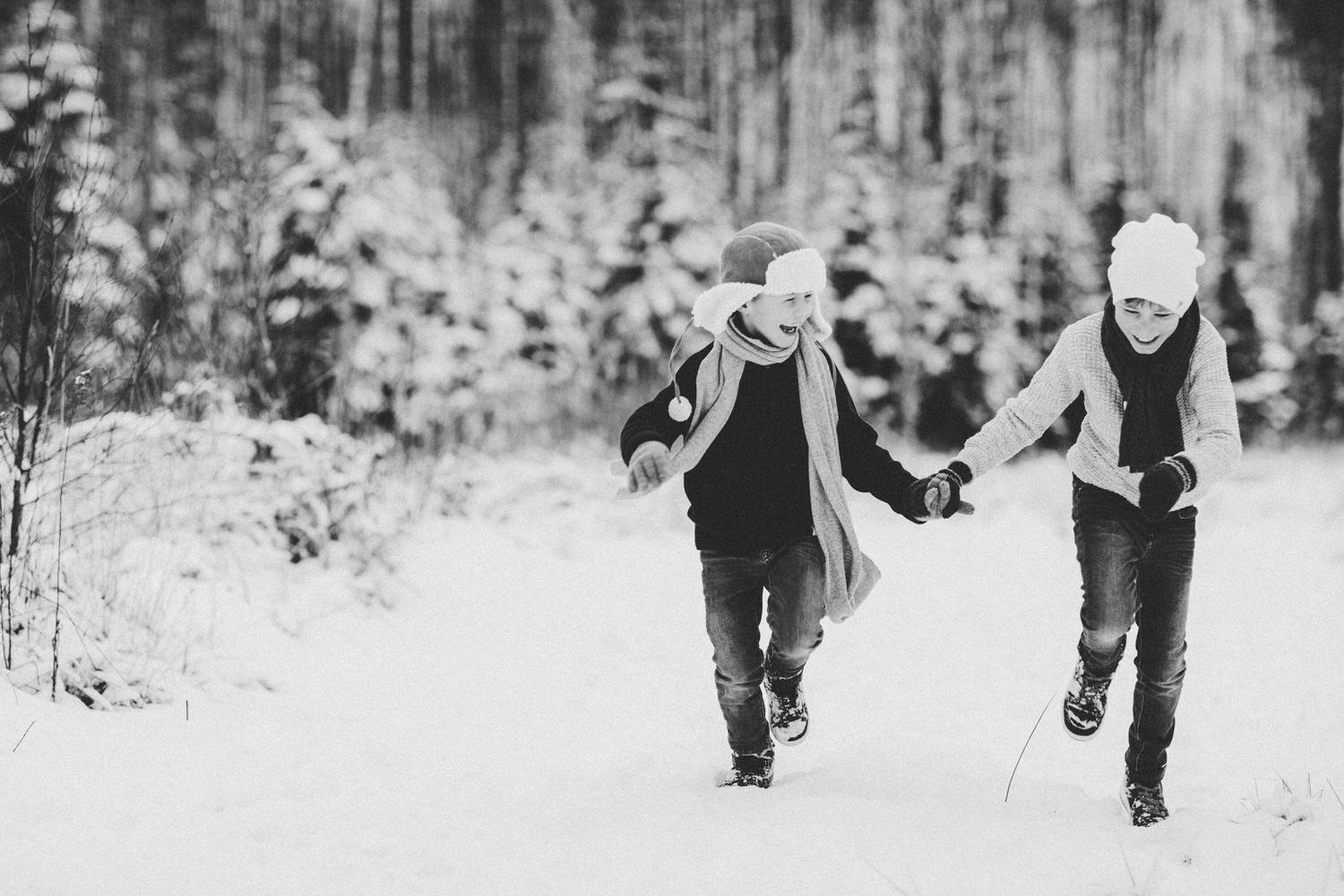  to gutter løper i snøen 