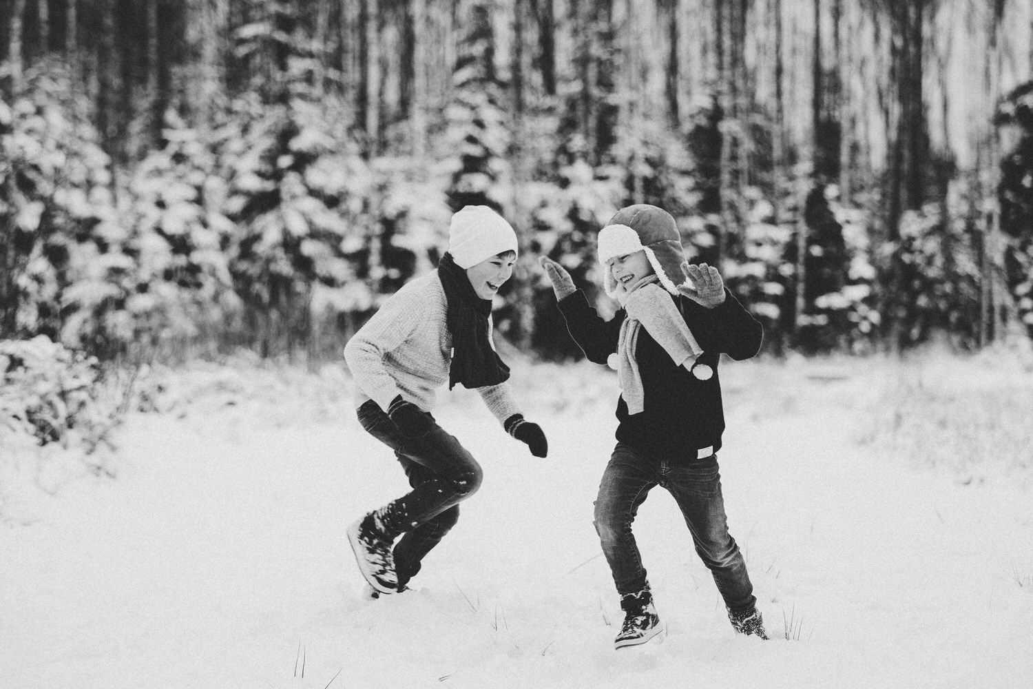  barn i lek ute om vinteren med snø og is i sarpsborg 