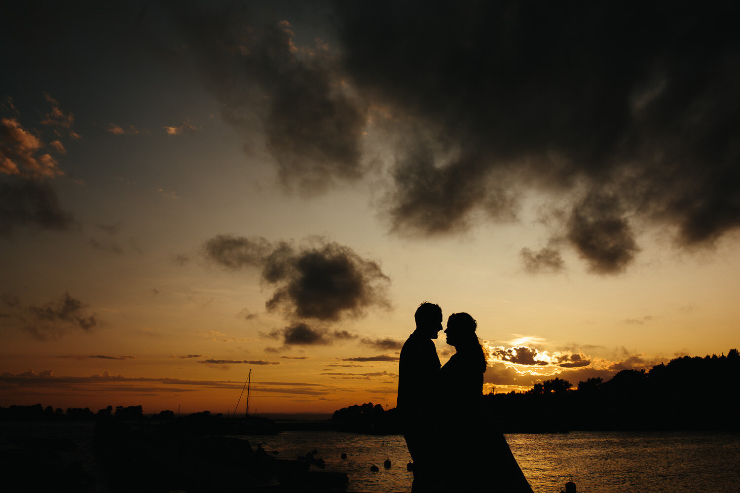 145-brudepar-solnedgang-støtvig-bryllupsbilde.jpg