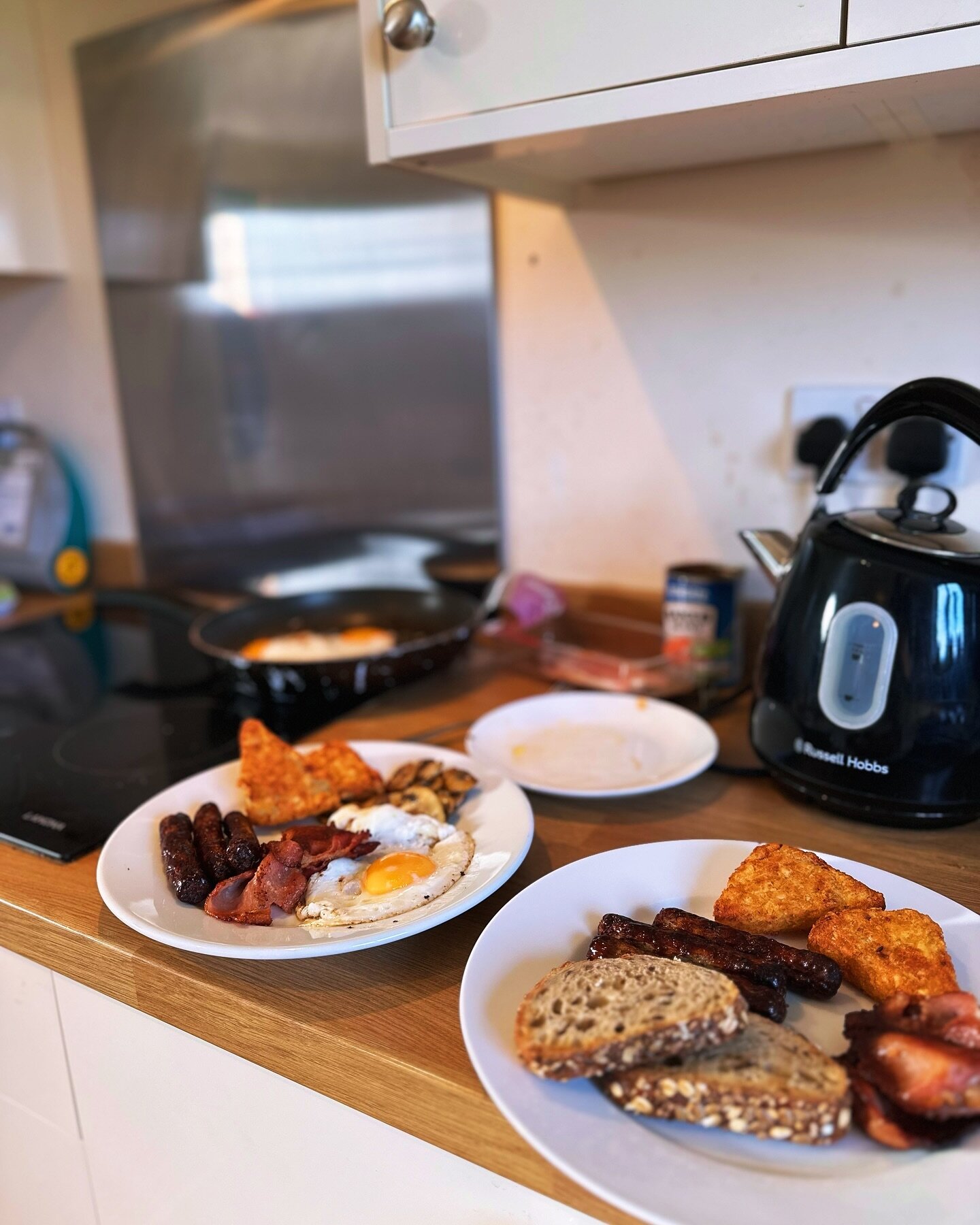 MORNING ON THE GALLOPS🐎🥂
We hosted a lovely morning on the gallops for some owners on Friday. With a cooked breakfast, tour of the yard, watching lots on the gallop and meeting all the horses. The perfect present for a racing enthusiast or owner/sy