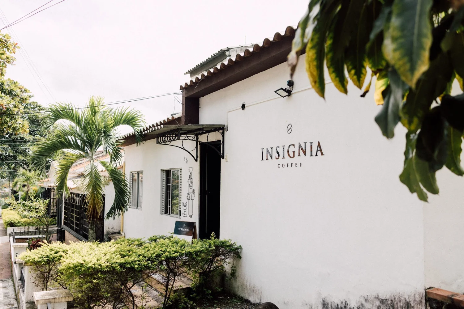 Minimalist modern interior of Insignia Coffee in Ibagué Colombia, brand storytelling commercial photography by Jack Robert