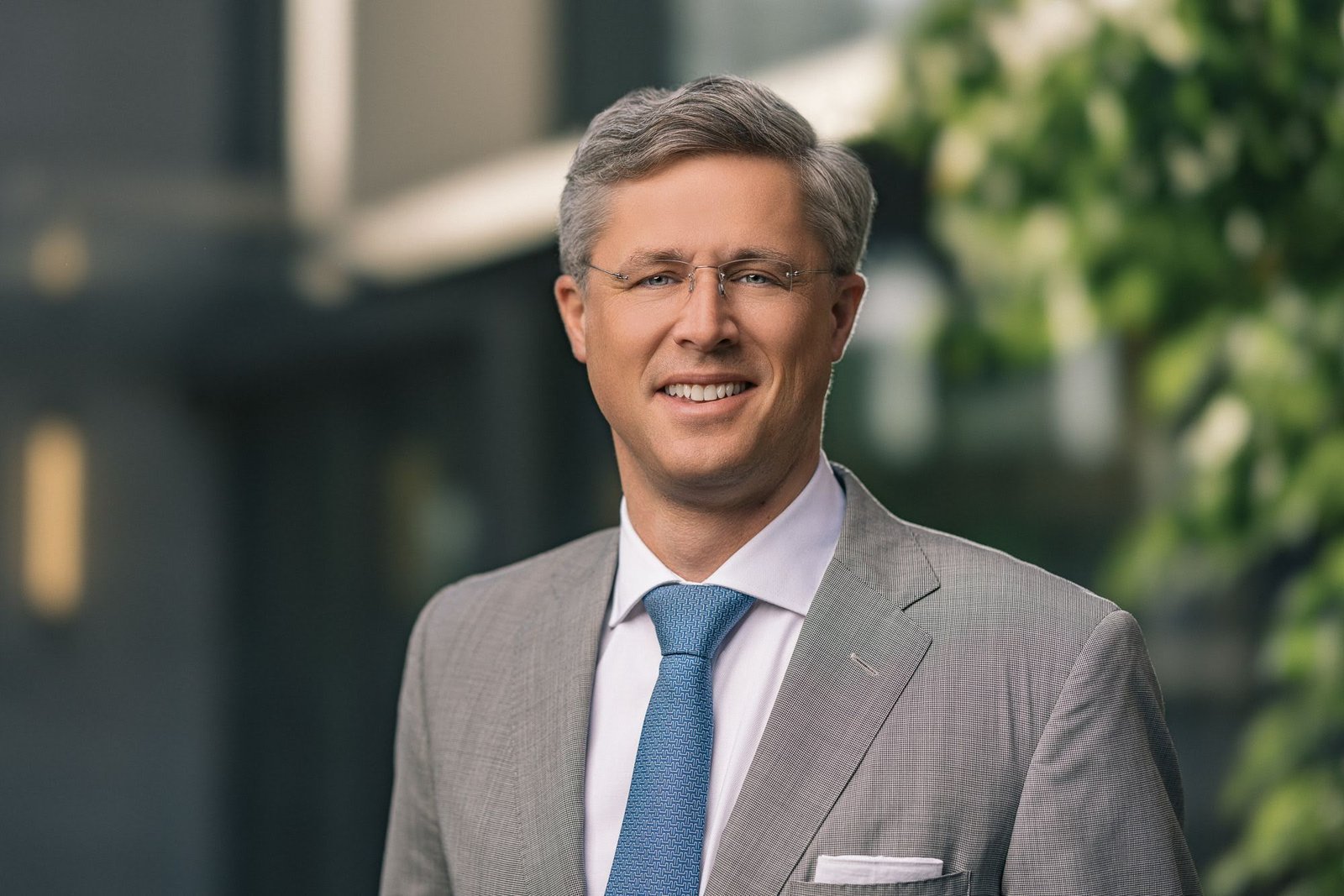 male-executive-gray-suit-outdoor-summer-headshot-jack-robert.jpg