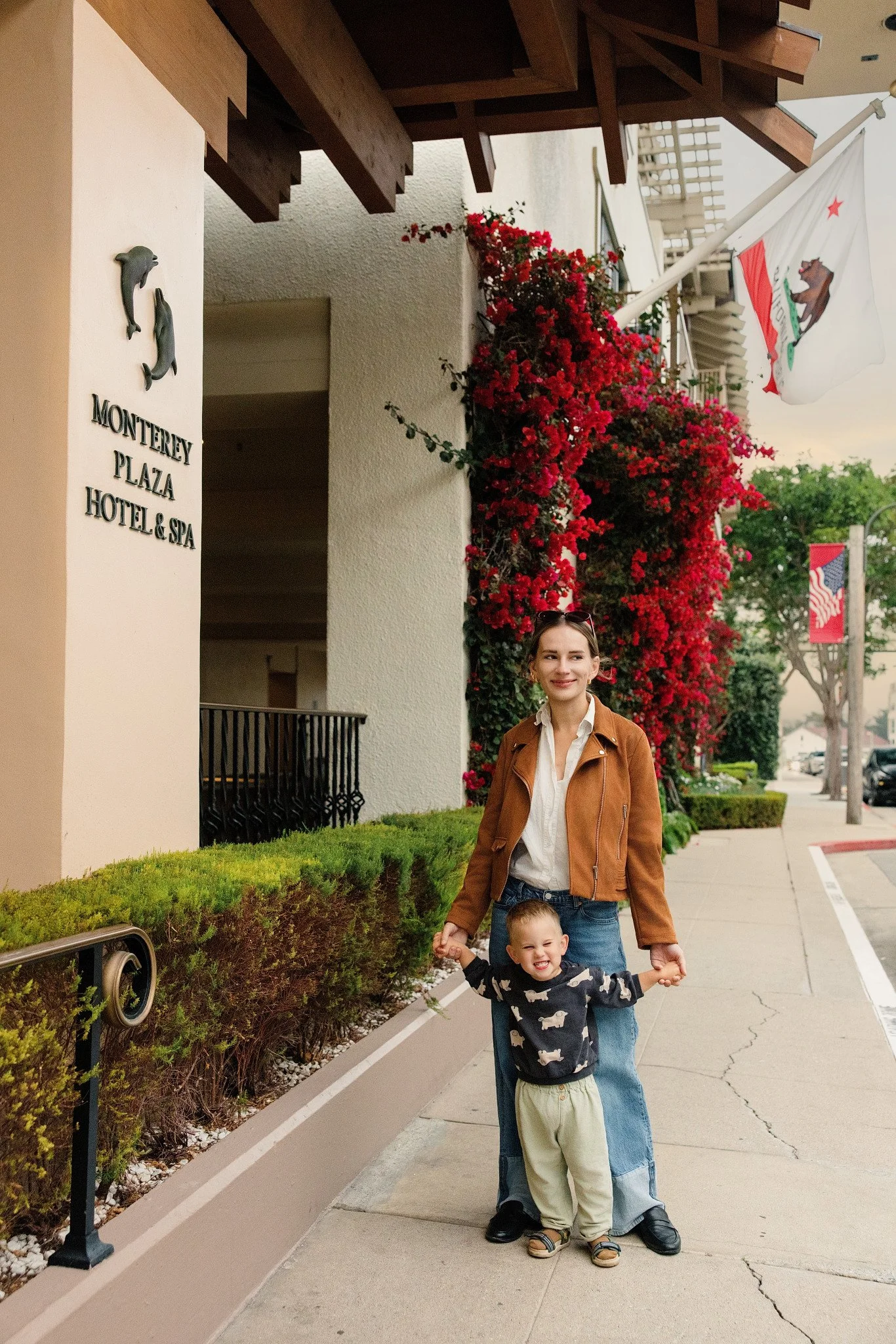 monterey-plaza-hotel-spa-entrance-sign-guests_d.jpg