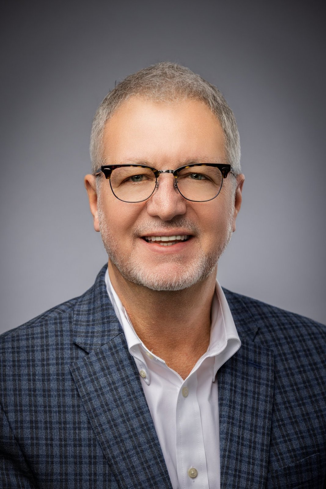 executive-portrait-gray-background-glasses-headshot-jack-robert.jpg