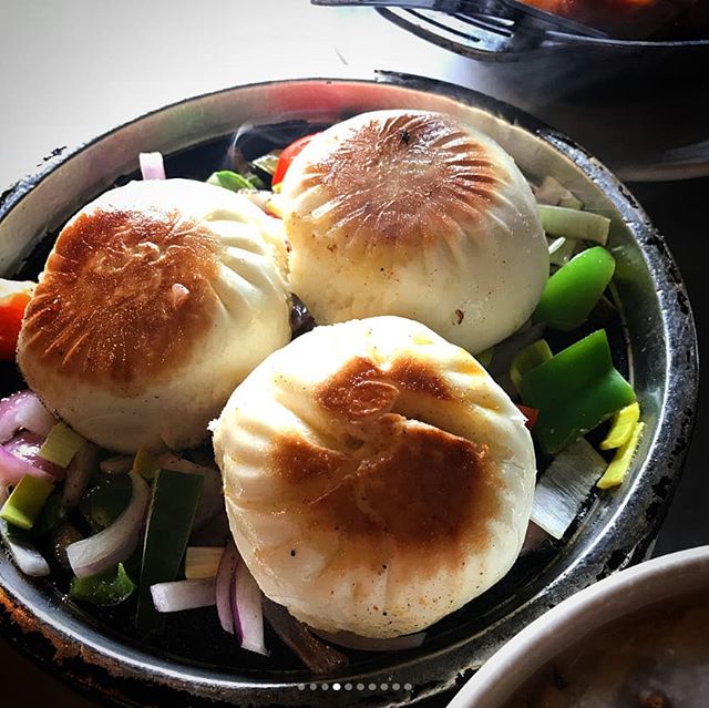 Pan-fried Vegetables and Pork Buns are an amazing, sizzling addition to any dim sum meal. Try them today at Dolo! 😁
.
📷: @bummnbe13 .
.
#saturday #weekend #bun #porkbuns #sizzling #panfried #dolorestaurant #dolochicago #chinatownchicago #dimsum #ch