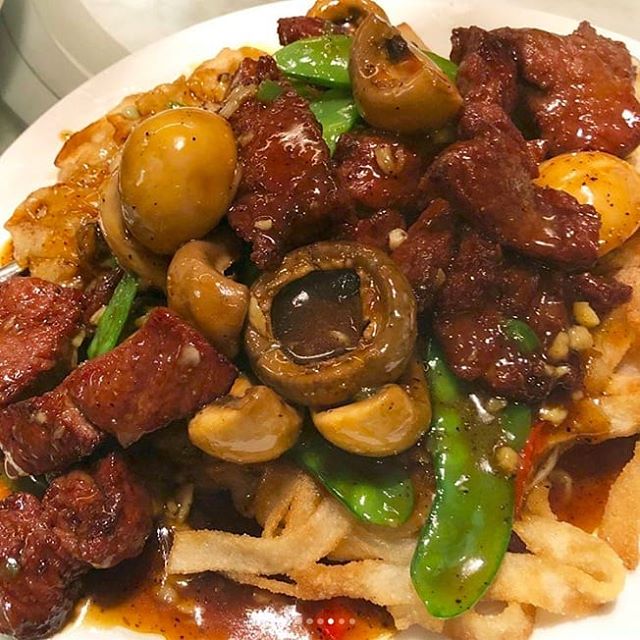 French Sauteed Diced Beef Fillet with Black Pepper and Noodles - a dish that combines fine culinary techniques and delicious ingredients with amazing Chinese cuisine 😍
.
📷: @dmoy87 .
.
#friday #weekend #beef #beeffillet #french #asianfusion #fusion