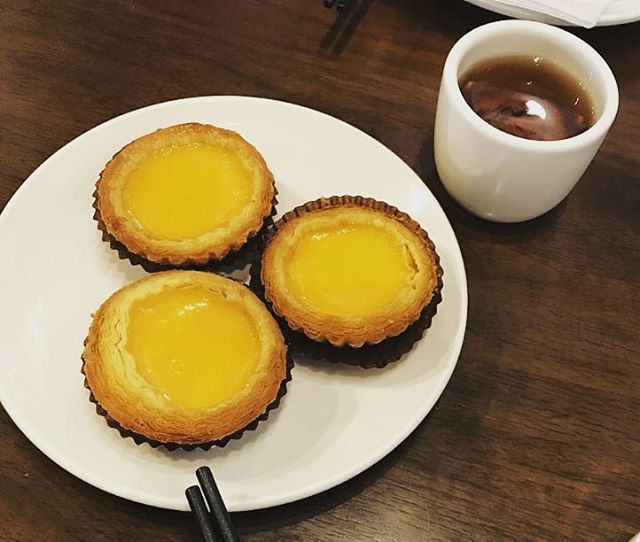 Egg Tarts and green tea? What a lovely combination 😊
.
📷:@chinatown_scene
.
.
#friday #weekend #tart #eggtart #eggyolk #greentea #tea #teabreak #dolorestaurant #dolochicago #chinatownchicago #dimsum #chinesefood #cantonesefood #yummy #foodie #tasty