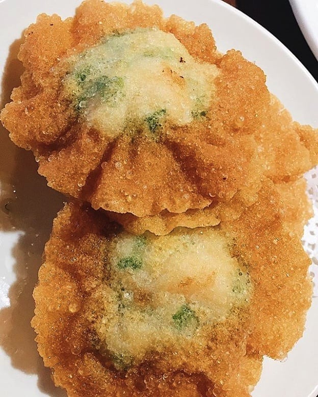 Try our fried shrimp and leek dumplings! Divinely crispy with a tender and delicate filling. Perfect with dim sum or any meal 😊
.
📷: @berrygreateats .
.
.
#saturday #weekend #dumpling #shrimp #leek #shrimpdumpling #goldenbrown #friedcrispy #crispy 