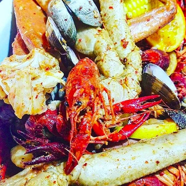 Happy Labor Day! We've got everything you need to make the most of the three day weekend - fresh seafood, full bar, great atmosphere, and other delicious offerings 😁
.
📷: @thomastran18 .
.
.
#laborday #monday #threedayweekend #longweekend #freshsea