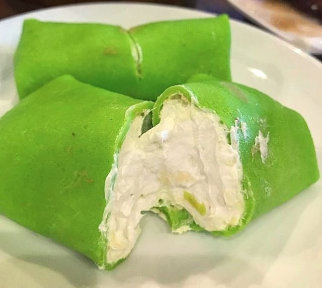 Experience a wonderful flavor from Southeast Asia with our Durian Cr&eacute;pe! Eye catching and delicious 💚💚💚
.
📷: @chicagofoodhunter .
.
.
#tuesday #durian #crepe #duriancrepe #southeastasia #dolorestaurant #dolochicago #chinatownchicago #dimsu