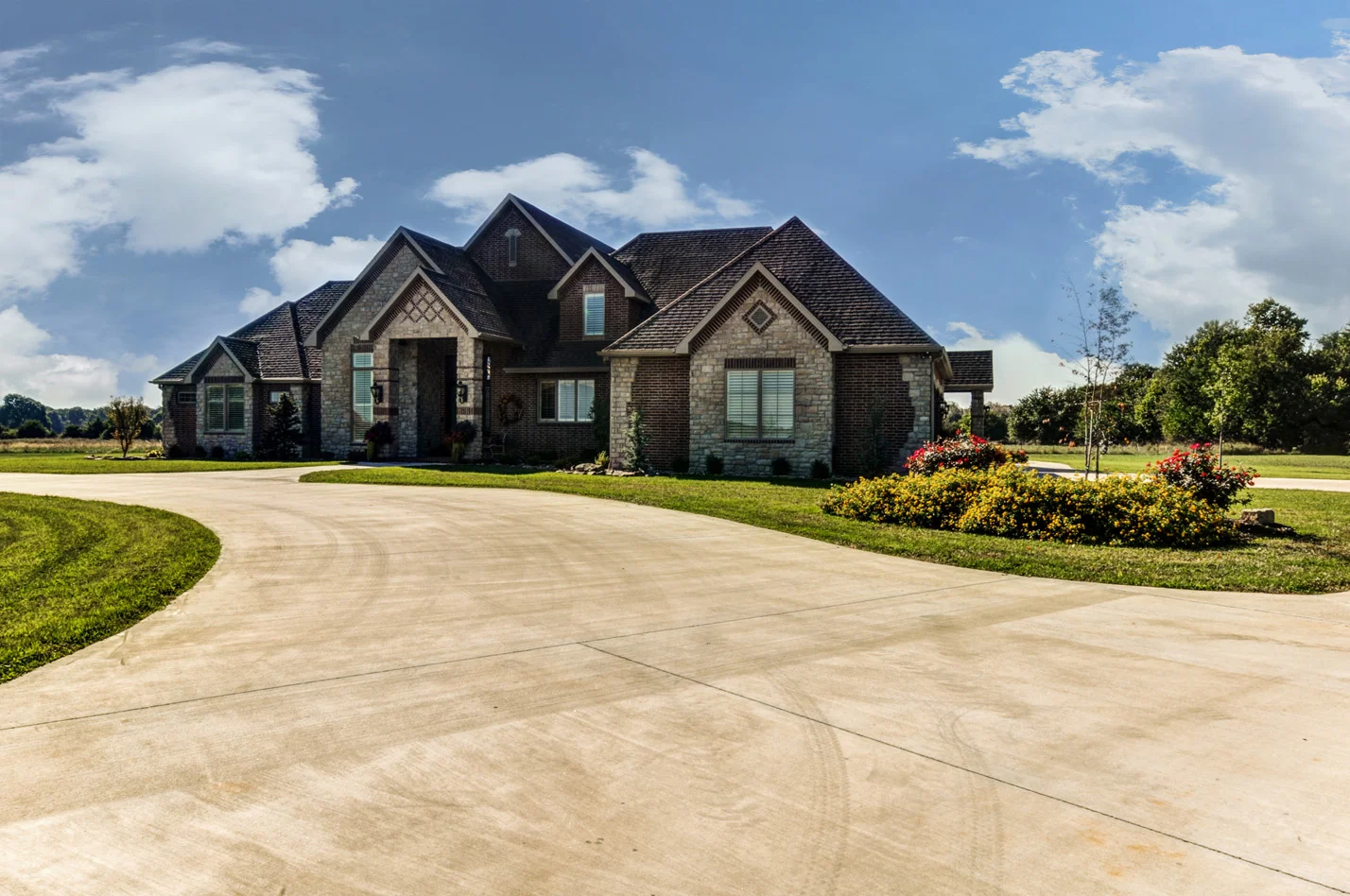 built-by-brett-custom-home-springfield-mo-13735-lawrence-2100-exterior-002.jpg