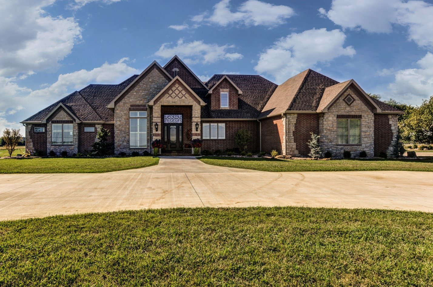 built-by-brett-custom-home-springfield-mo-13735-lawrence-2100-exterior-001-min.jpg